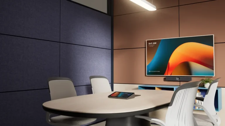 Malá zasadačka s okrúhlym stolom a obrazovkou s kamerou Logitech MeetUp 2 pre Microsoft Teams