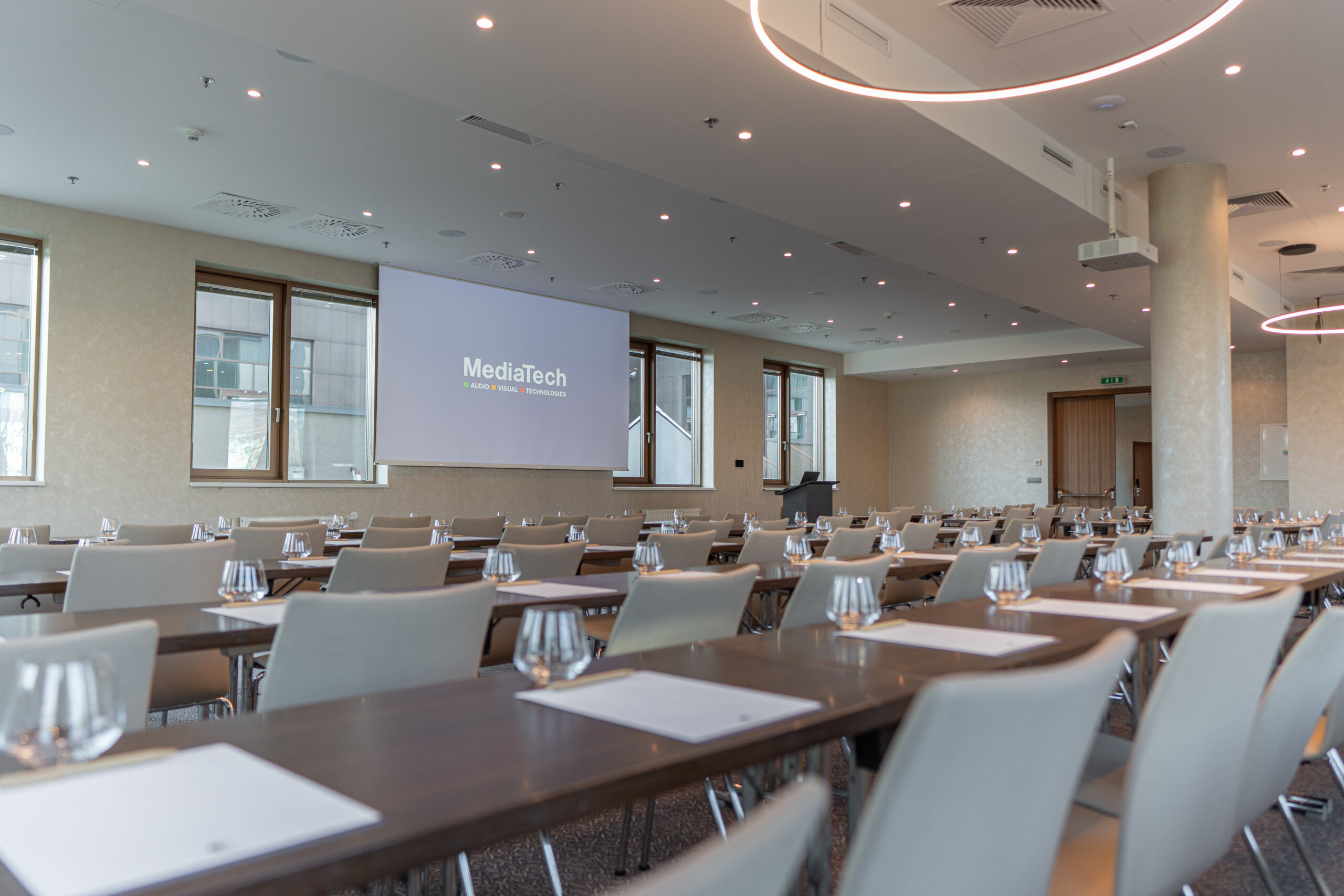 Mediatech-plátno-hilton