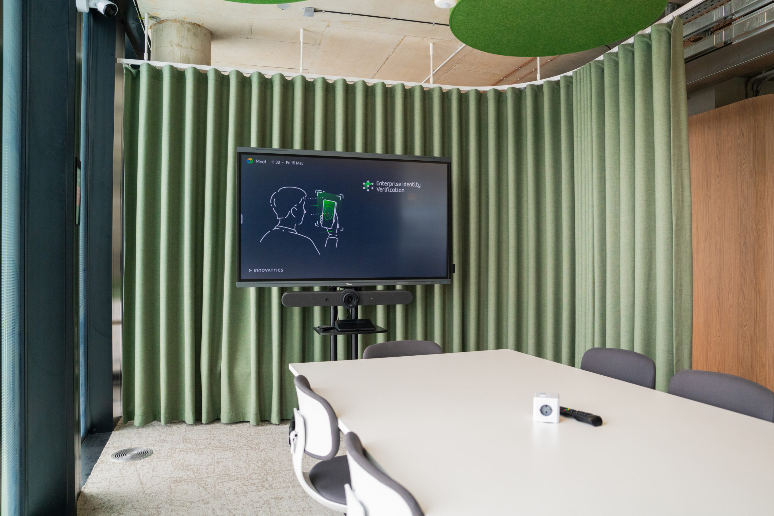 innovatrics_logitech_optoma_videokonferenčné_vybavenie