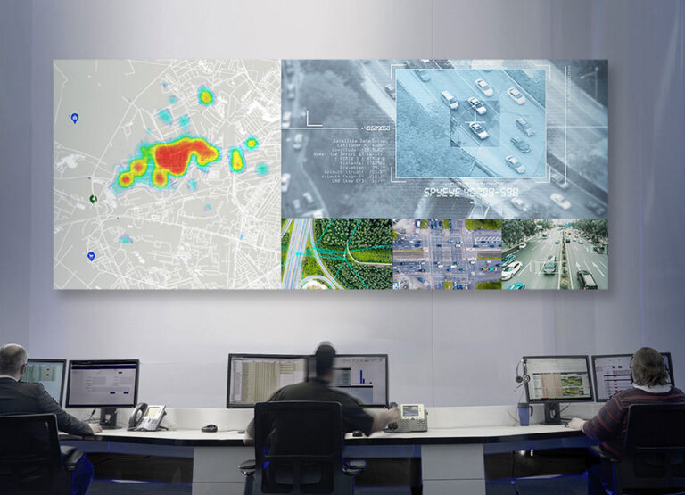 Dispečing s veľkou LED videostenou s mapou a zábermi dopravy, pred ňou operátori pri pracoviskách