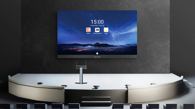 Integrovaná LED stena MAXHUB na tmavej stene nad zaobleným pódiom s rečníckym pultom