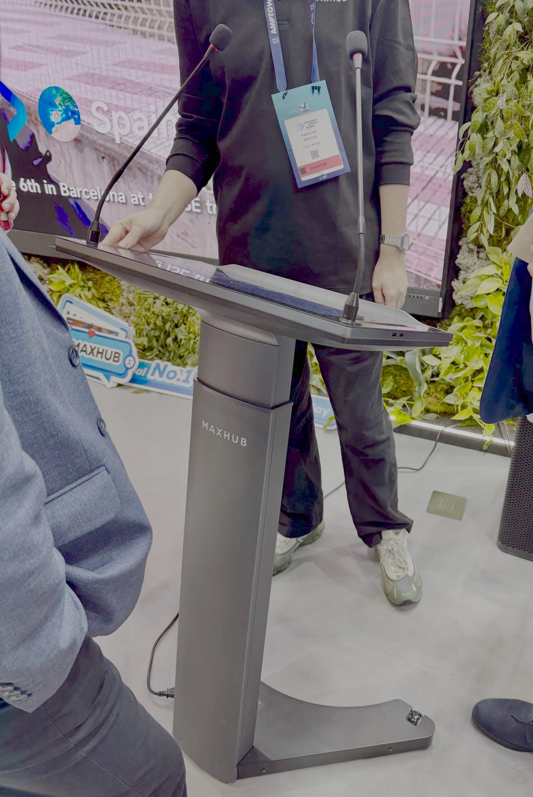 Maxhub-smart-lectern-ise-2026