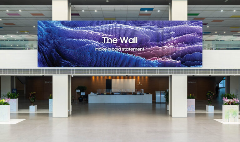 LED stena Samsung The Wall nad recepciou vo veľkej vstupnej hale